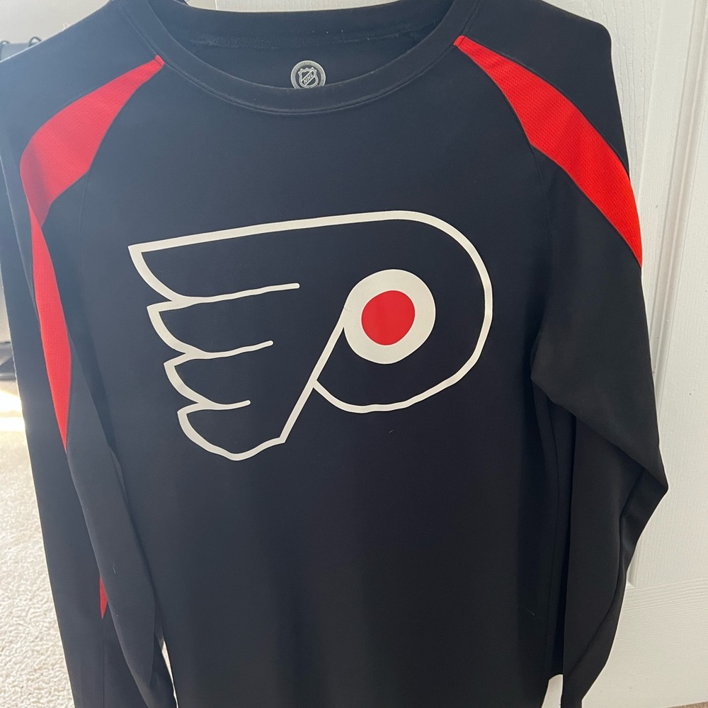 PHILADELPHIA FLYERS long sleeve shirt. Official NHL licensed product ( see tag)